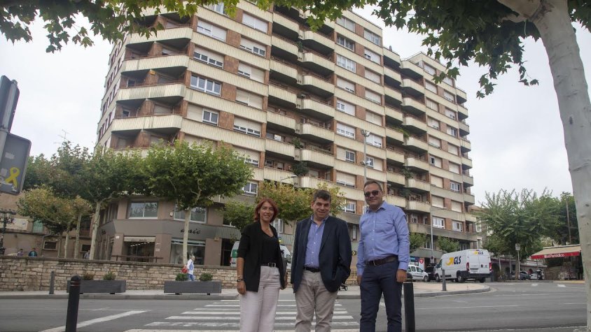 El director i una tècnica de Zenit amb l'administrador de la finca davant l'edifici que es rehabilitarà