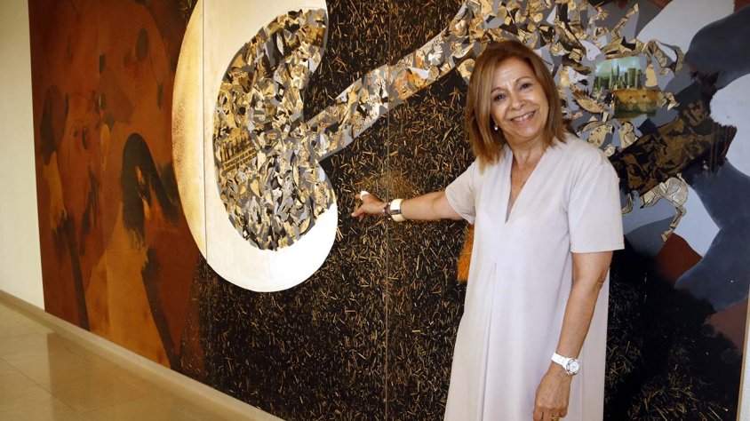 Conxita Oliver al davant d'una de les obres que fa referència al 'Guernica'