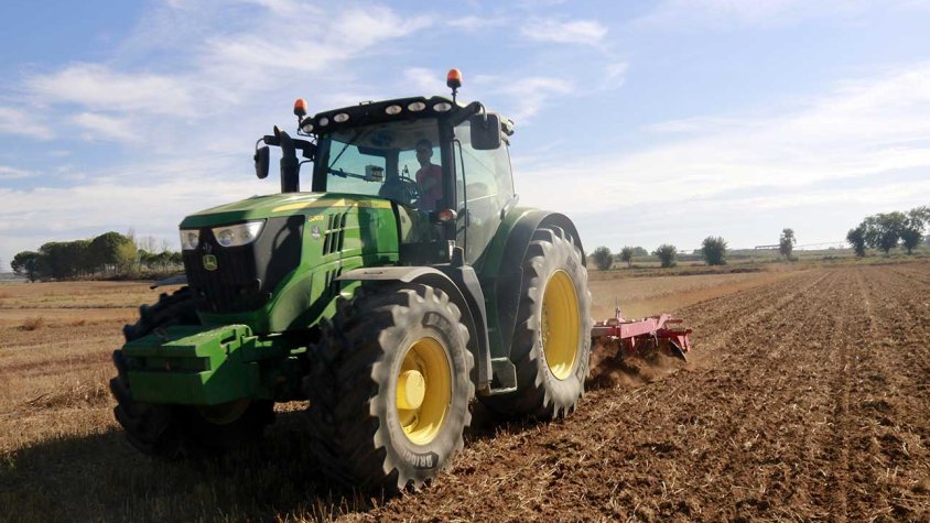 Un tractorista prepara la terra per sembrar cereal d'hivern