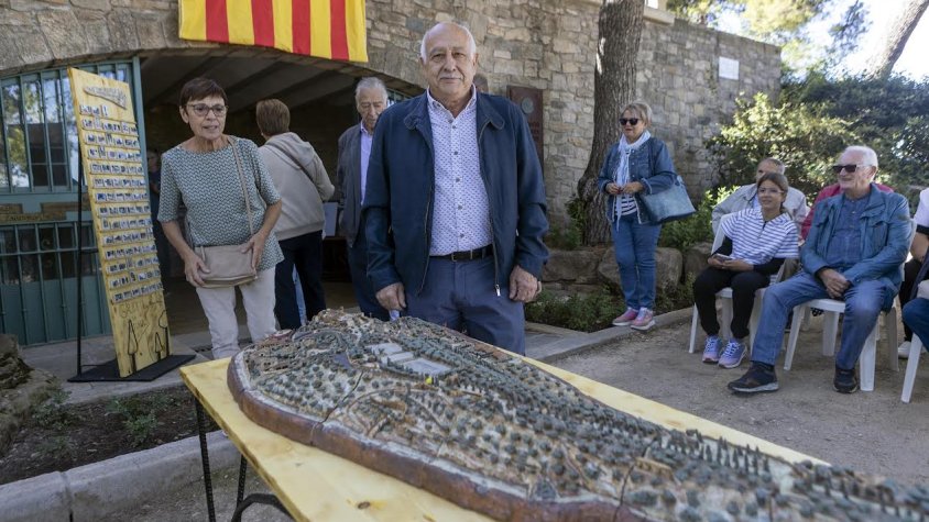 Pere Nadal amb la maqueta del parc