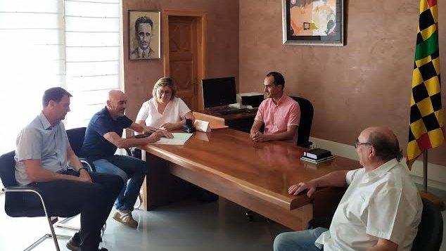 El president de l'ens i el conseller d'Educació amb representants de les empreses