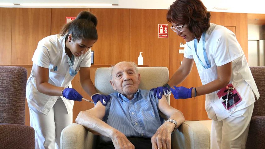 Resident d'un geriàtric d'Almacelles mentre el vacunaven simultàniament contra la Covid i la grip