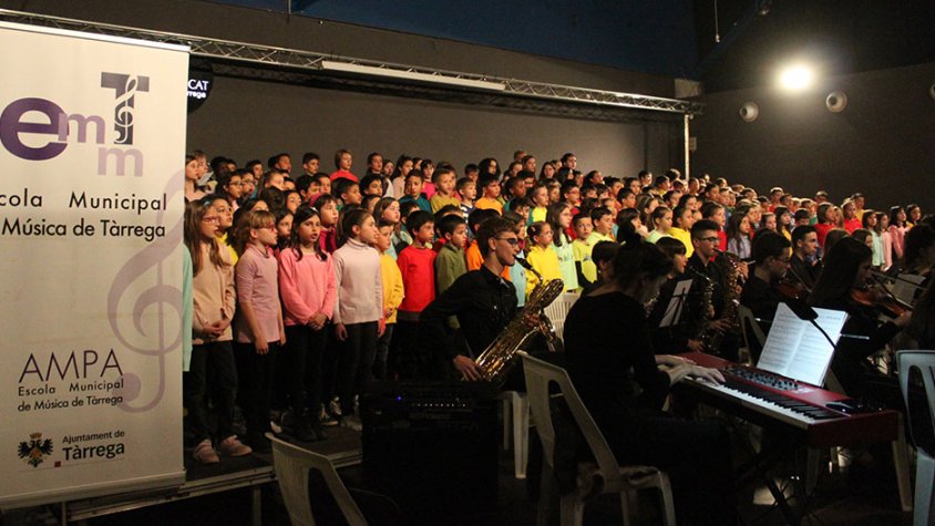 Els petits cantaires i l'orquestra en la Cantata 'Llum i Fosca', a l'Espai MerCAT
