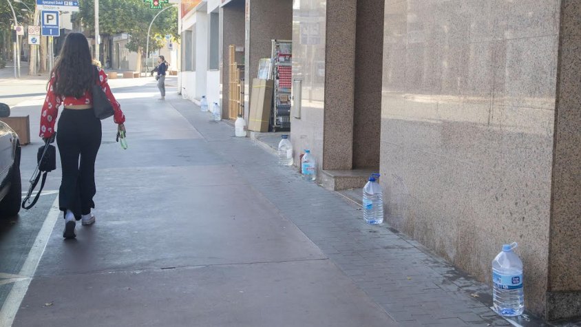 Garrafes d'aigua davant els edificis