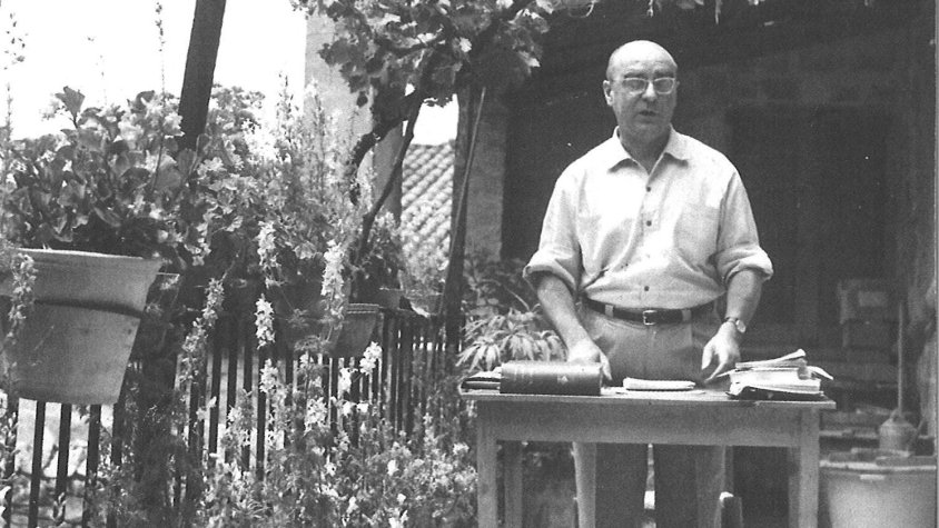 Edmon Vallés a l'eixida de casa seva a Verdú