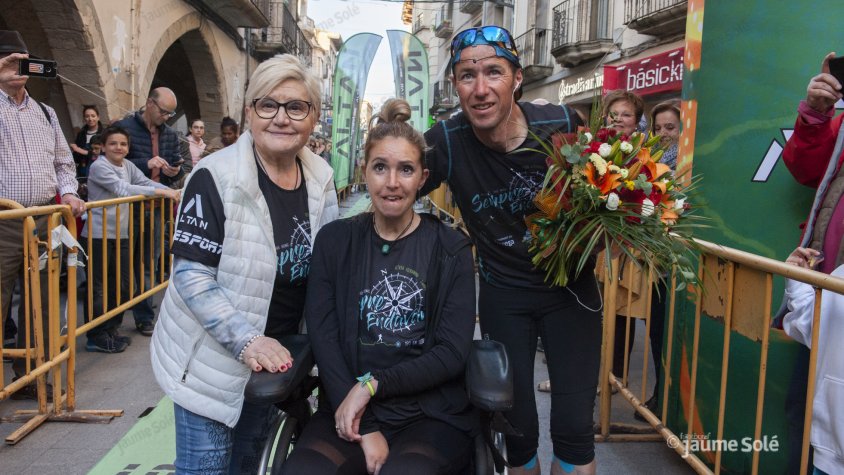 Raül Arenas amb Noe Gaya i la seva mare en arribar a Tàrrega després de córrer 190 quilòmetres