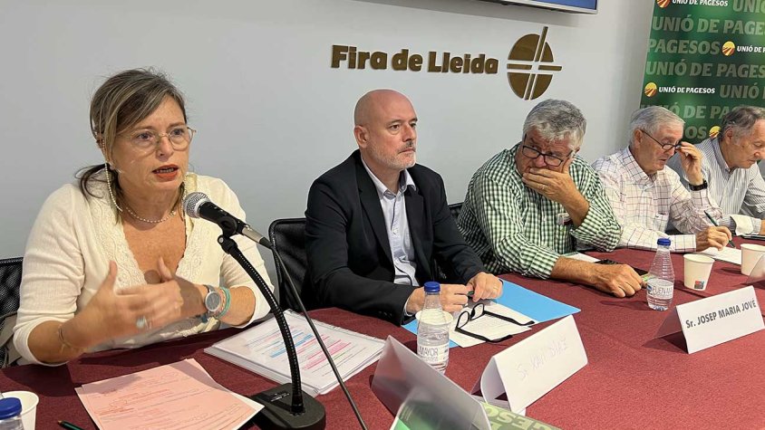 La presidenta de la CHE acompanyada dels representants de les comunitats de regants de Lleida
