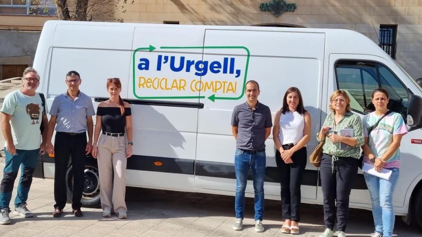 Nova junta d'administració amb el nou equip mòbil de suport a la recollida de voluminosos
