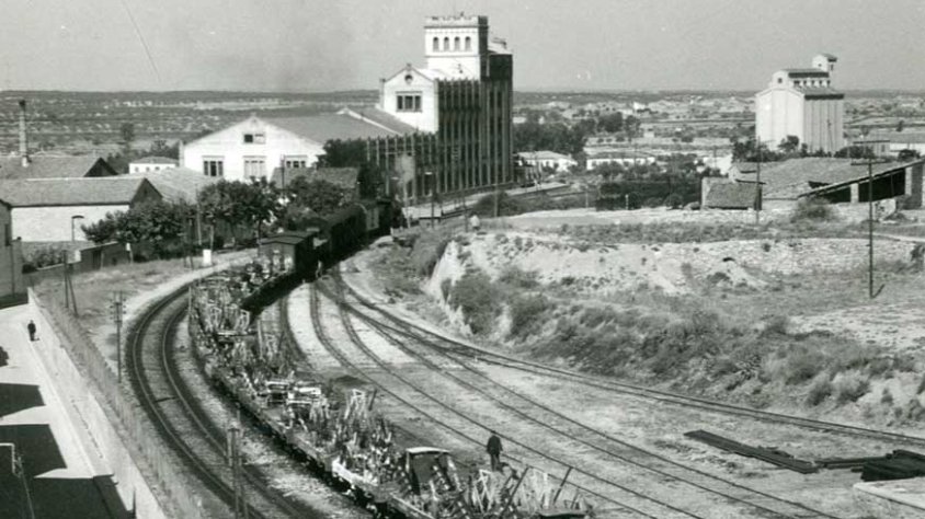 Un comboi ferroviari amb maquinària de la fàbrica J. Trepat sortint en direcció a Lleida
