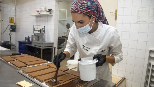 Zoe Valero de Torrons Fèlix preparant torrons