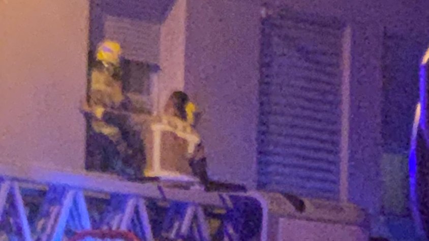 Bombers accedint per la finestra al pis