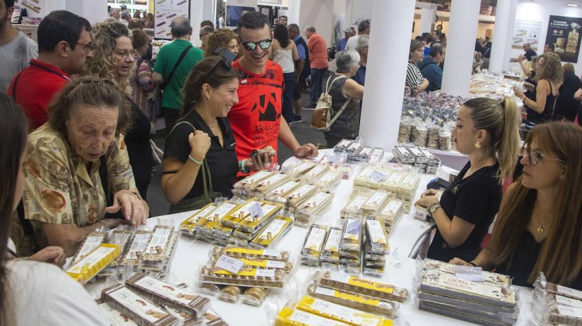 Visitants ahir a la Fira del Torró