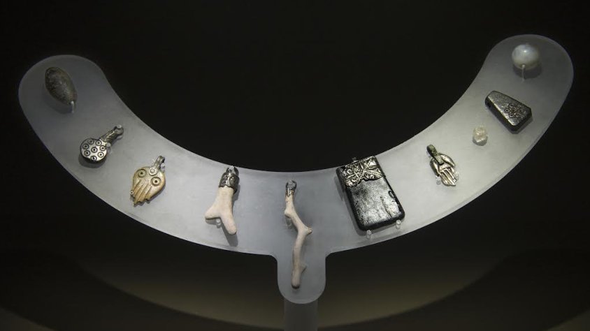 Imatge d'arxiu del collaret d'amulets