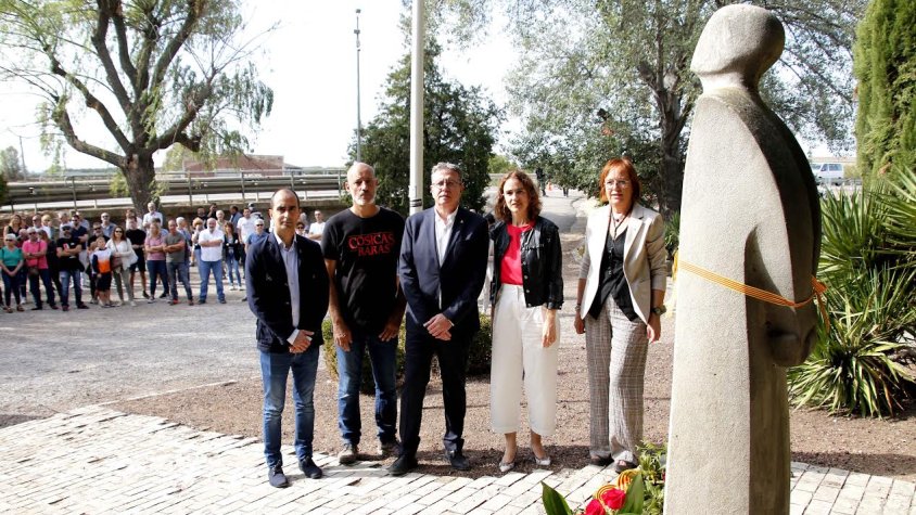 Ofrena floral de les autoritats al monument dedicat a Companys al Tarròs