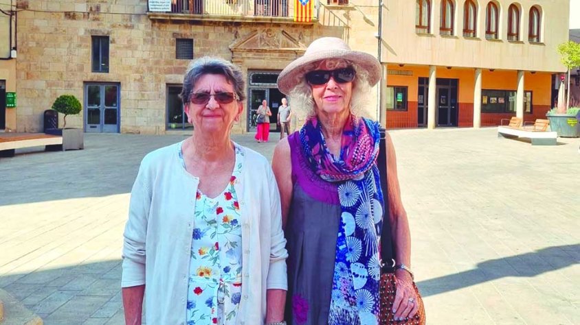 Les germanes Maryse i Rosine Plassa a la plaça Major de Tàrrega el 9 d'octubre de 2023