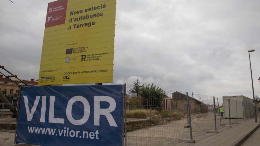 Els treballs han començat amb la instal·lació de les tanques i les reixes  que delimiten el perímetre de la parcel·la