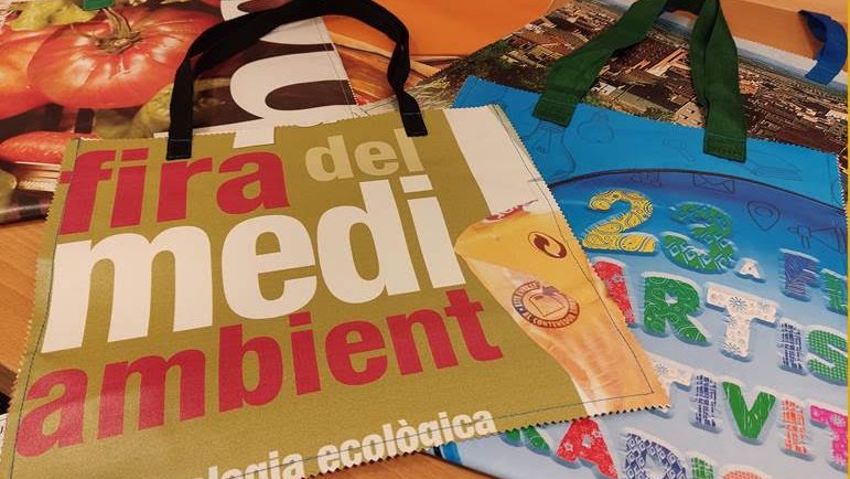 Algunes de les bosses elaborades amb pancartes reciclades