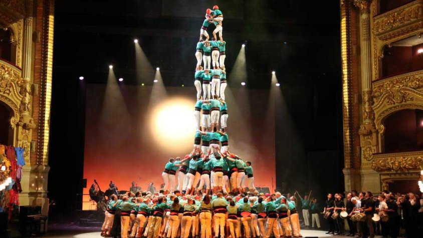 Els Castellers de Vilafranca van omplir el Liceu per celebrar els seus 75 anys