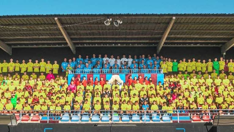 Foto de grup dels jugadors i entrenadors que conformen l'escola del club