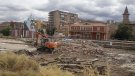 Enderroquen l'últim edifici dels molls de la via de Tàrrega