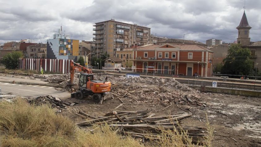 Les restes d’obra de l’antic magatzem que ahir va ser enderrocat