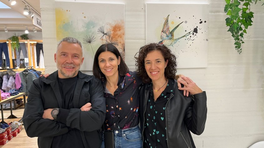 Vanessa Leiva amb els responsables de la botiga ElVint