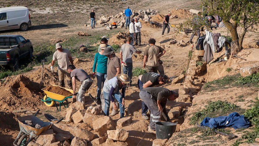 Imatge de la jornada de reconstrucció del mur