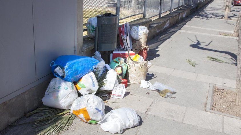 Bosses d’escombraries per terra dijous passat a Tàrrega