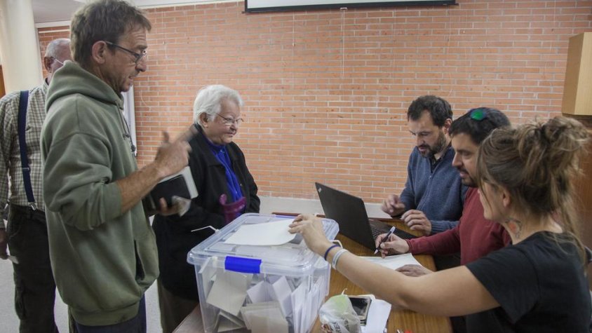 Els veïns van votar ahir al matí a Montblanquet, Rocallaura i Vallbona (a la imatge)