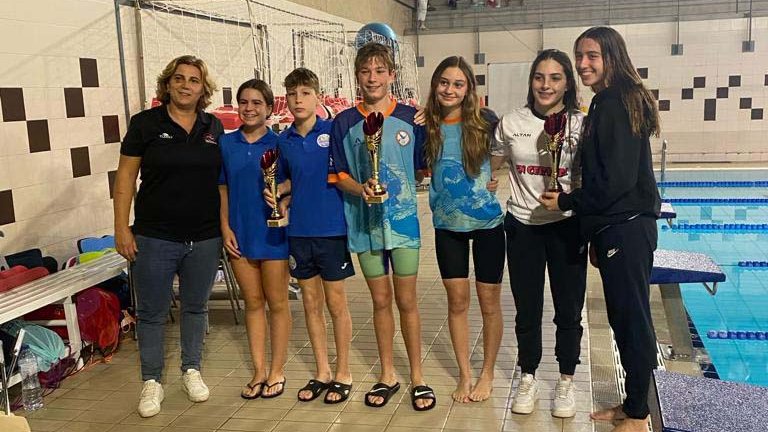 Nedadors del club amb el trofeu