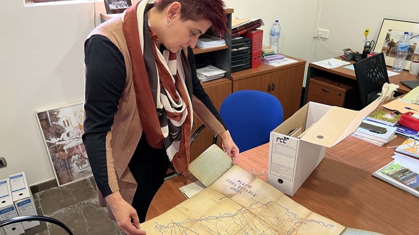 La directora de la Fundació Canals d'Urgell revisant documentació antiga