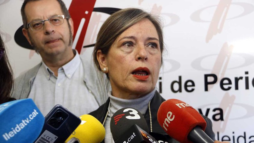 La presidenta de la CHE, Maria Dolores Pascual, amb la premsa
