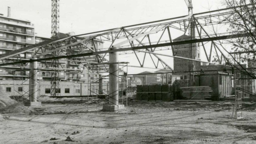 Construint-se la gran estructura metàl·lica de l'estació de bus i Mercat Municipal