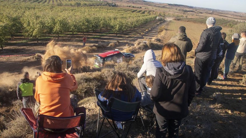 Nombrós públic en un dels punts del tram A