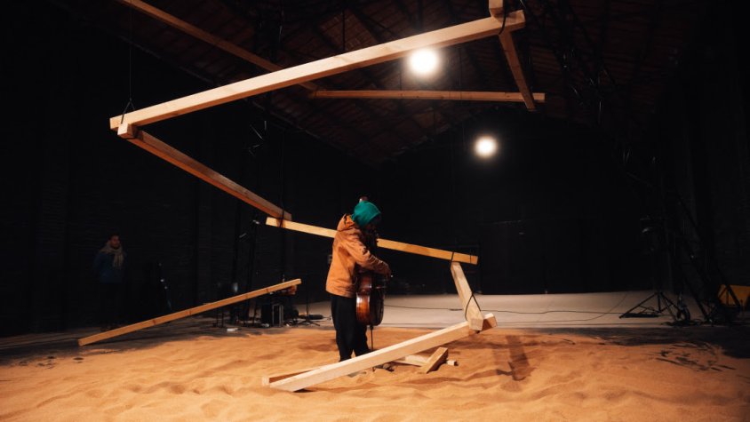 Kolektiv Lapso Cirk ha pogut treballar a Tàrrega aspectes de la seva darrera peça 'COROQ', que combina circ, equilibris, risc i joc