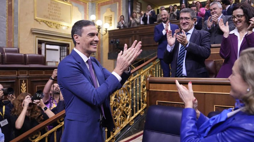Pedro Sánchez aplaudint a l'hemicicle