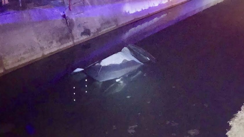 El cotxe accident dins del Canal d'Urgell