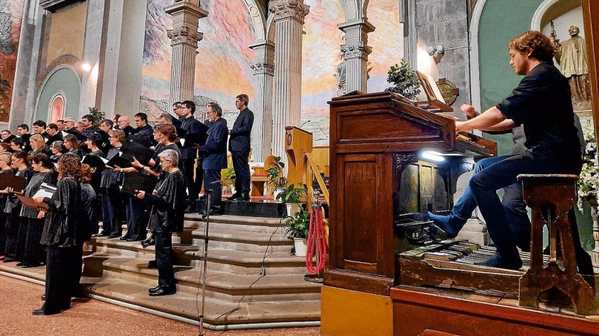 L'organista Álvaro Carnicero, acompanyant a la Coral Cantiga a la Parroquial