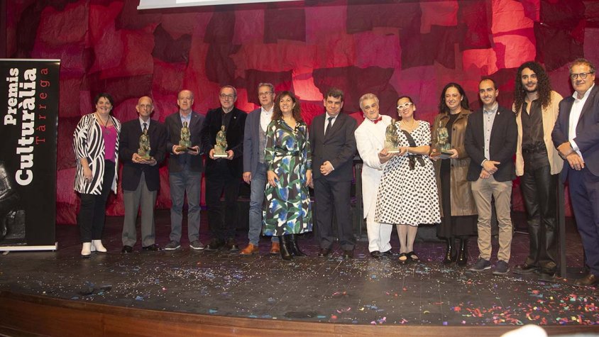 Foto de família dels premiats al costat de les autoritats, ahir a la nit al Teatre Ateneu de Tàrrega