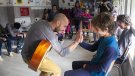 Alba se suma al Giving Tuesday per aconseguir més sessions de musicoteràpia a l'escola