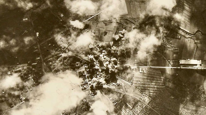 Fotografia panoràmica aèria de Tàrrega del dia 30 de novembre de 1938 a les 11.26 hores en el moment del bombardeig