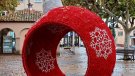 Una bola de Nadal gegant, un dels atractius de l'enllumenat nadalenc a Agramunt 