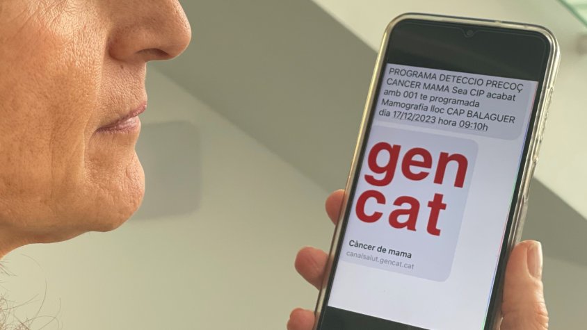 Les dones rebran tres SMS