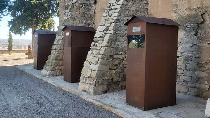 Imatge de la instal·lació feta a l'exterior de l'ermita amb els diorames de Nadal