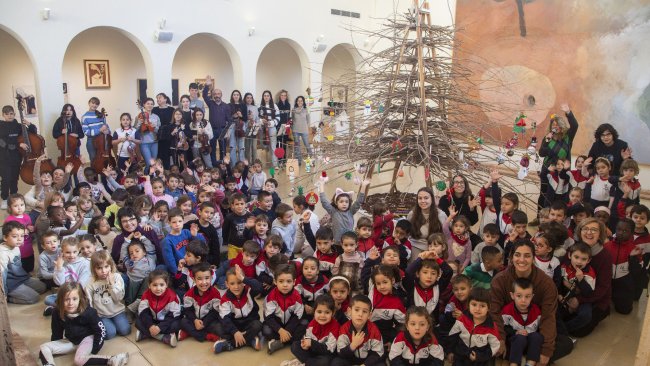 Infants amb l'arbre de Nadal de l'Espai Guinovart ja decorat