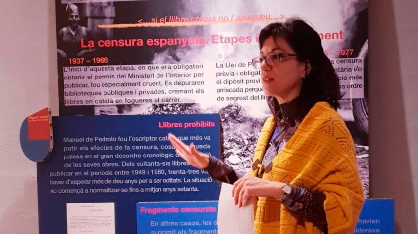 Alba Pijuan presentant l'exposició "Sota censura. Manuel de Pedrolo: retrat d'un segle de lluita" de la qual n'és comissiària