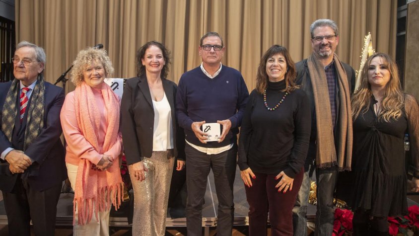 El guanyador amb autoritats i membres del jurat