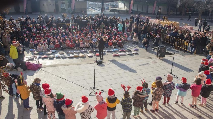 Alumnes de l'escola Jacint Verdaguer a la plaça de les Nacions sense Estat
