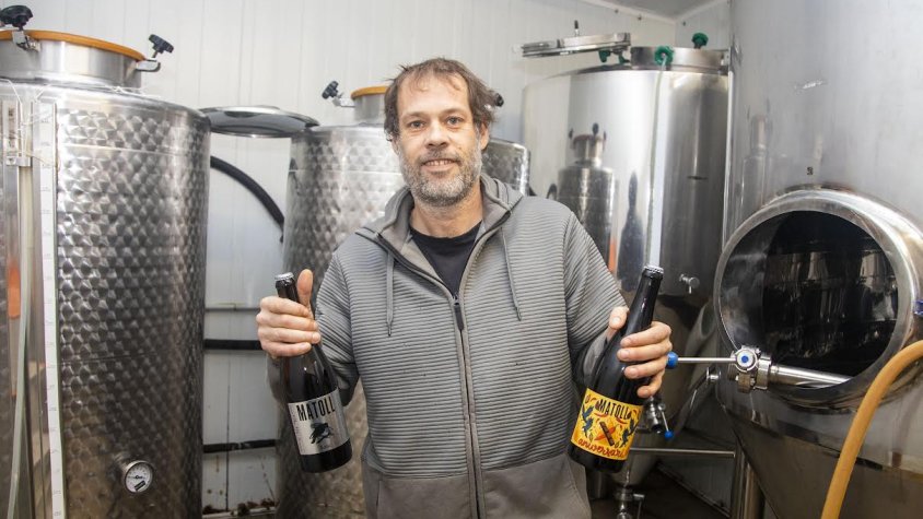 Jordi Segarra amb dos de les cerveses de Matoll a l'obrador