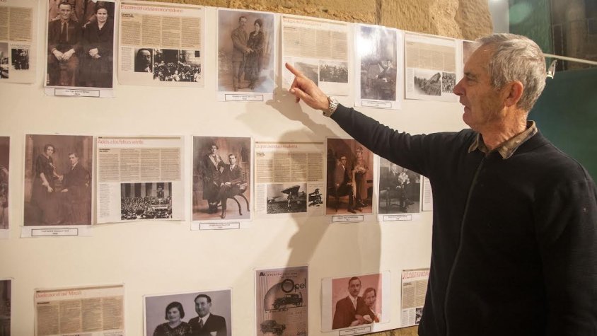 Jordi Valls mostrant algunes fotografies juntament amb retalls de la premsa de l'època